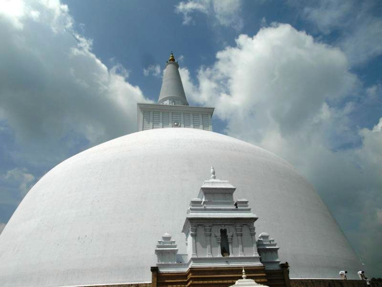 Anuradhapura - buddhistická dágoba Ruvanvelisaya ze 2. stol. př.n.l