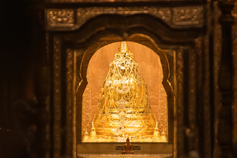 Zlatá schránka ukrývající Buddhův zub